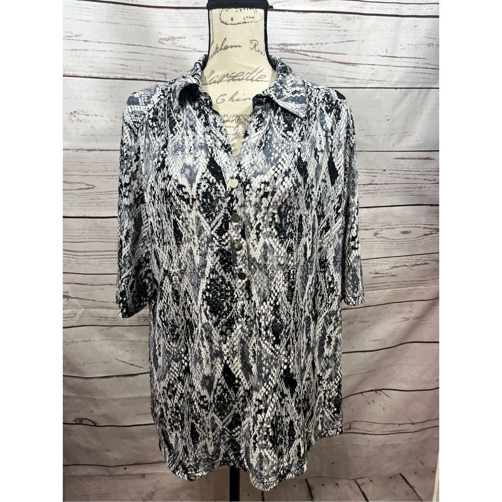 Alfani Woman 1X Black White Snakeskin Print Collared 3/4 Sleeve Button Up Shirt‎